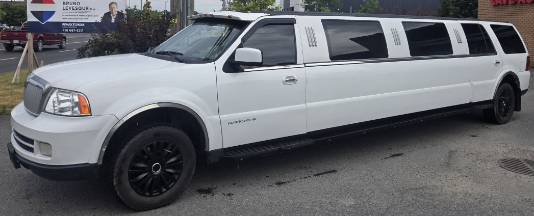 Limousine blanche Lincoln Navigator allongée du service